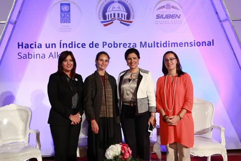 La vicepresidenta Margarita Cedeño de Fenández, Matilde Chávez, del SIUBEN, Sabina Alkire y Luciana Mermet, del PNUD.