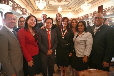 Matilde Chávez comparte con miembros de su equipo luego de ser reconocida por el presidente Danilo Medina