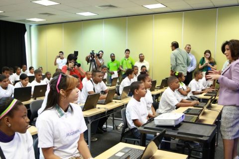En foto de archivo la Vicepresidenta junto a estudiantes de los Centros Tecnológicos Comunitarios