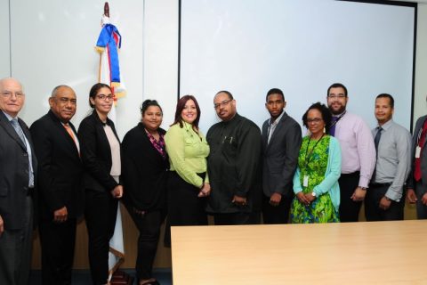 Matilde Chávez e Iwan Sno junto al equipo del Siuben y la ONE