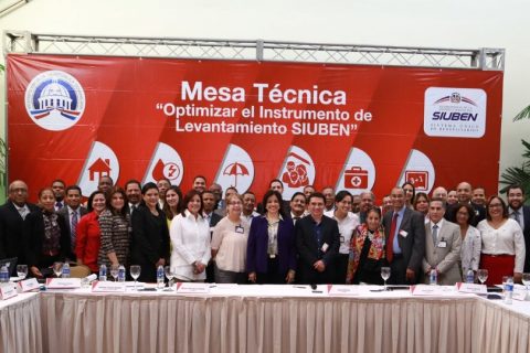 La doctora Cedeño junto a los participantes en la mesa técnica del Siuben