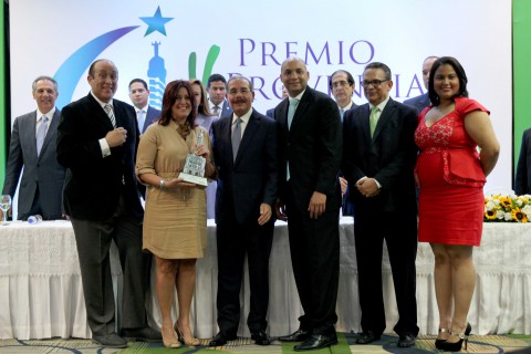 El presidente Danilo Medina entrega el reconocimiento a la directora del Siuben Matilde Chávez