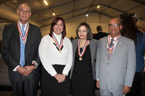 Los representantes GCPS, Siuben, Prosoli y Adess, Luis Hernández, Matilde Chávez, Altagracia Suriel y Ramón González, muestran las medallas de oro otorgadas por el Ministerio de Administración Pública durante el Premio Nacional a la Calidad y Reconocimiento a las Prácticas Promisorias 2016.