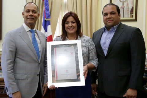 El director general de la Oficina Presidencial de Tecnologías de la Información y Comunicación (Optic), Armando García, junto a la directora del Sistema Único de Beneficiarios (Siuben), Matilde Chávez; y el director ejecutivo de la Vicepresidencia de la República, Frank Olivares, tras la entrega de la certificación NORTIC A7.