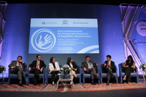 Participaron del panel: “Hacia un nuevo ciclo de la Protección Social en República Dominicana en donde la Articulación con la Inclusión Productiva es Fundamental”: Rogelio Gómez Hermosillo, consultor internacional de México; Simone Cecchini, de la Comisión Económica para América Latina y el Caribe (CEPAL); Luciana Mermet, representante residente adjunta del Programa de las Naciones Unidas para el Desarrollo (PNUD) en República Dominicana; Altagracia Suriel, directora general del programa Progresando con Solidaridad (Prosoli); Miguel Székely, del Centro de Educación y Estudios Sociales de México; Pablo Gottret, gerente regional para América Latina y el Caribe de Protección Social y Trabajo; y la especialista senior del Banco Mundial, María Concepción Steta.