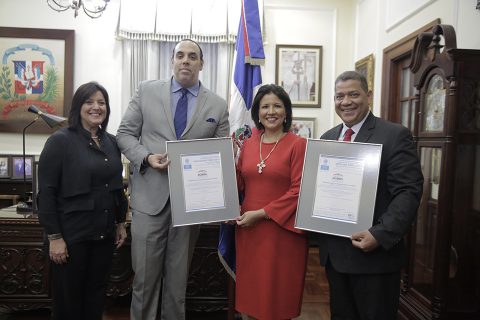 La vicepresidenta de la República, doctora Margarita Cedeño, recibe de manos del director país del Instituto de Normas Técnicas de Costa Rica (Inteco), Gerardo Tejera Rodríguez los pergaminos de las recertificaciones de las normas ISO 27001:2014 e ISO 9001:2015 obtenidas por el Sistema Único de Beneficiarios (Siuben). Les acompañan el director de la entidad, Héctor Medina; y la directora de Comunicación de la Vicepresidencia de la República, Matilde Chávez.