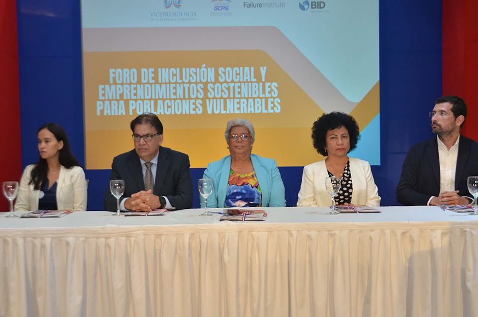 Desde la izquierda, Corolina González, del Banco Interamericano de Desarrollo (BID); José Miguel Checo, director de Emprendimiento del Ministerio de Industria, Comercio y Mipymes; Rosa María Suárez, directora técnica del Gabinete Social, quien representó a la vicepresidenta de la República, doctora Margarita Cedeño. Además figuran la especialista de la Unidad Asesora del Ministerio de Economía, Planificación y Desarrollo, Ilsa Nina; y el director ejecutivo del Instituto del Fracaso, Pepe Villatoro.