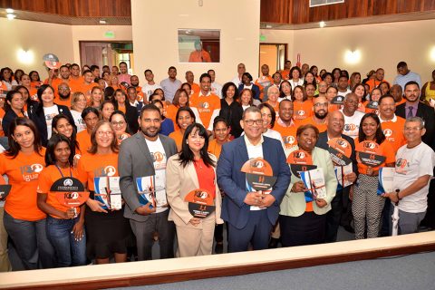 Directores, encargados interinstitucionales y colaboradores de la Vicepresidencia de la República participaron en el lanzamiento de la campaña de igualdad de género “100% Iguales”, realizado en la Biblioteca Infantil y Juvenil República Dominicana (BIJRD).