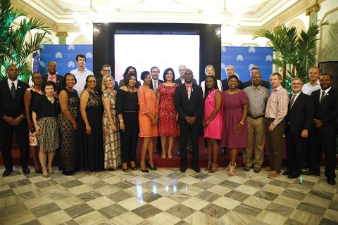La vicepresidenta de la República, doctora Margarita Cedeño, junto a la misión de los países del caribe de habla inglesa y los representantes de organismos internacionales vinculados a la protección social y prevención de desastres naturales, que participaron del intercambio de conocimientos.