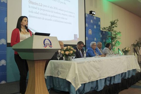 La codirectora de Medición y Políticas Públicas de la Universidad de Oxford, Reino Unido, Mónica Pinilla, dicta una conferencia magistral en la inauguración del Taller de Medición y Análisis de Pobreza Multidimensional, en la que resaltó el impacto del Índice de Pobreza Multidimensional de la República Dominicana (IPM-RD) en la elaboración de las políticas públicas contra la pobreza.
