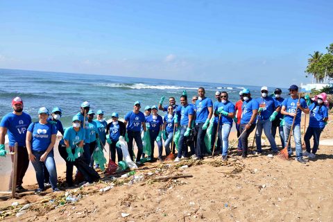 El grupo de voluntarios de las instituciones coordinadas por la Vicepresidencia de la República durante la jornada de limpieza de costas en coordinación con el Ministerio de Medio Ambiente.