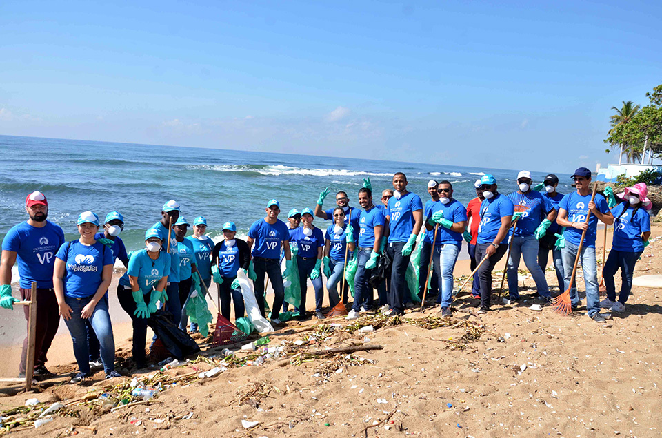 El grupo de voluntarios de las instituciones coordinadas por la Vicepresidencia de la República durante la jornada de limpieza de costas en coordinación con el Ministerio de Medio Ambiente.