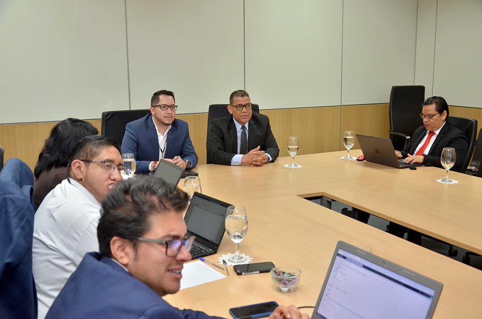 Héctor Medina, director general del Sistema Único de Beneficiarios (Siuben), dio la bienvenida a la delegación ecuatoriana e hizo una introducción de los diferentes procesos que desarrolla esa entidad para el levantamiento y clasificación de los datos de los hogares.