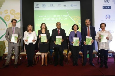 Autoridades vinculadas al estudio al momento de darlo a conocer. En la gráfica, desde la izquierda, MarcAndre Prost, oficial regional de Nutrición y Protección Social de la oficina regional del Programa Mundial de Alimentos (PMA); la directora del programa Progresando con Solidaridad, Altagracia Suriel; el ministro de Salud, Rafael Sánchez Cárdenas; la directora regional adjunta del PMA, Kyngnan Park; Rodrigo Martínez, oficial superior de Asuntos Sociales de la Comisión Económica para América Latina y el Caribe (CEPAL; y Mireya Palmieri, profesional de la Unidad de Nutrición y Nutrientes del Instituto de Nutrición de Centro América y Panamá.