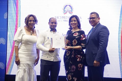 Vicepresidencia gradúa empleados participantes del programa Felicidad Laboral