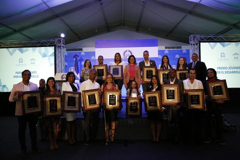 La vicepresidenta de la República, doctora Margarita Cedeño, reconoció a 17 jóvenes profesionales de diferentes áreas con el Premio Jóvenes por el Desarrollo, por su trabajo tesonero y aportes a la construcción de una mejor sociedad.
