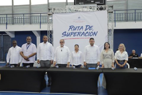 Siria Frías, subdirectora de Superación de la Pobreza, junto a Augusto de los Santos, director del Siuben; Modesto Guzmán, director de la Direc