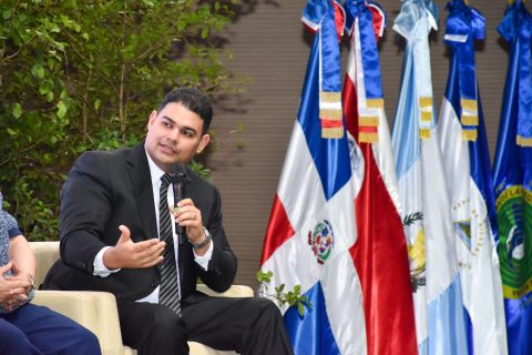 Director exponiendo